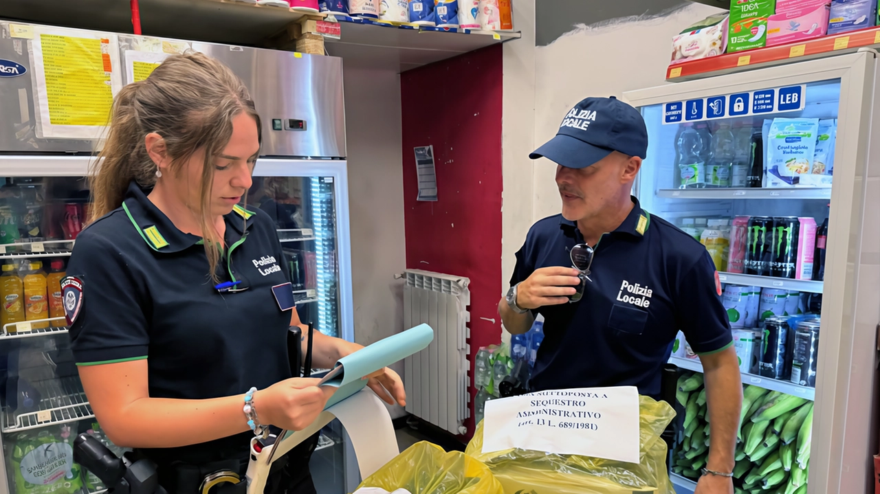 Blitz degli agenti nei minimarket: sequestrate 700 bottiglie di alcolici