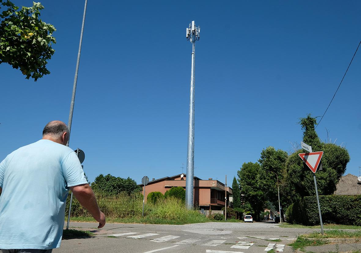 Desio, vicino alla casa di riposo e al nido spunta un’antenna alta 34 metri: scoppia la protesta Desio, vicino alla casa di riposo e al nido spunta un’antenna alta 34 metri: scoppia la protesta