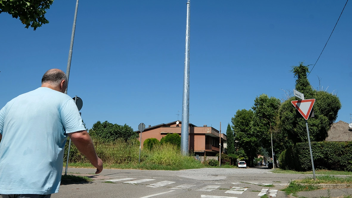 L’antenna alta 34 metri è stata installata nel quartiere Prati al confine con Nova Milanese L’antenna alta 34 metri è stata installata nel quartiere Prati al confine con Nova Milanese