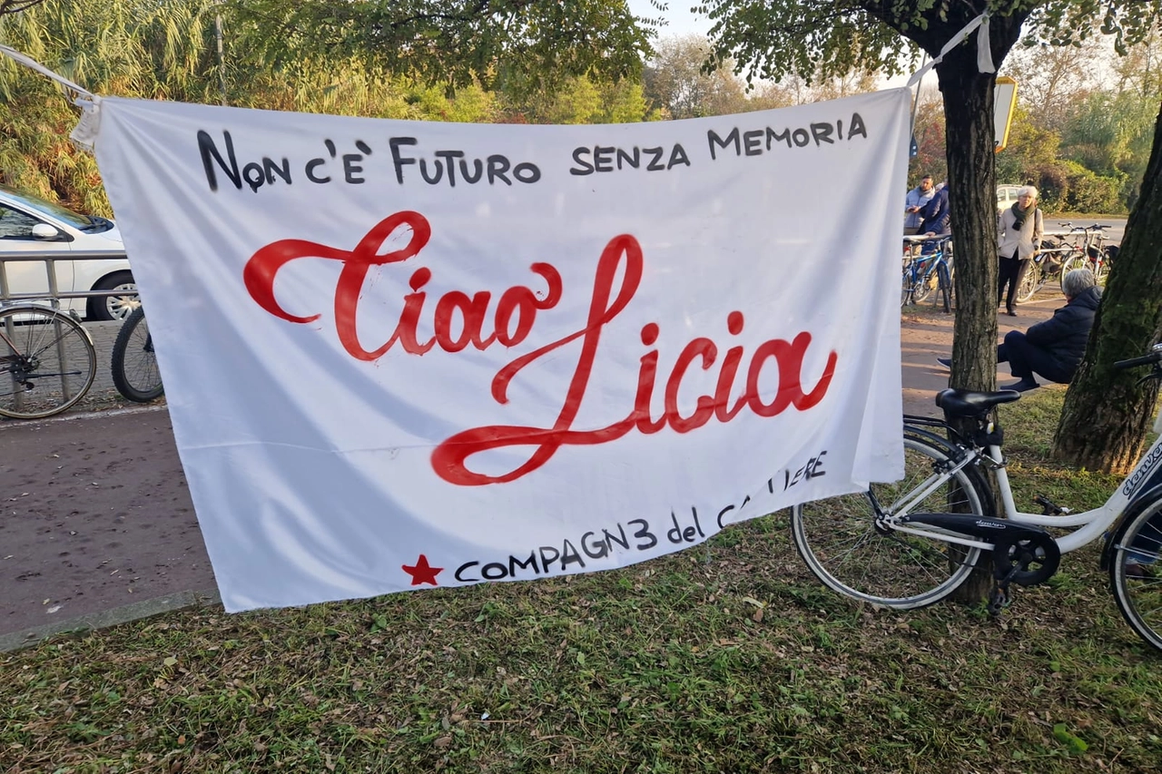 Uno striscione in ricordo di Licia Pinelli (Mianews)