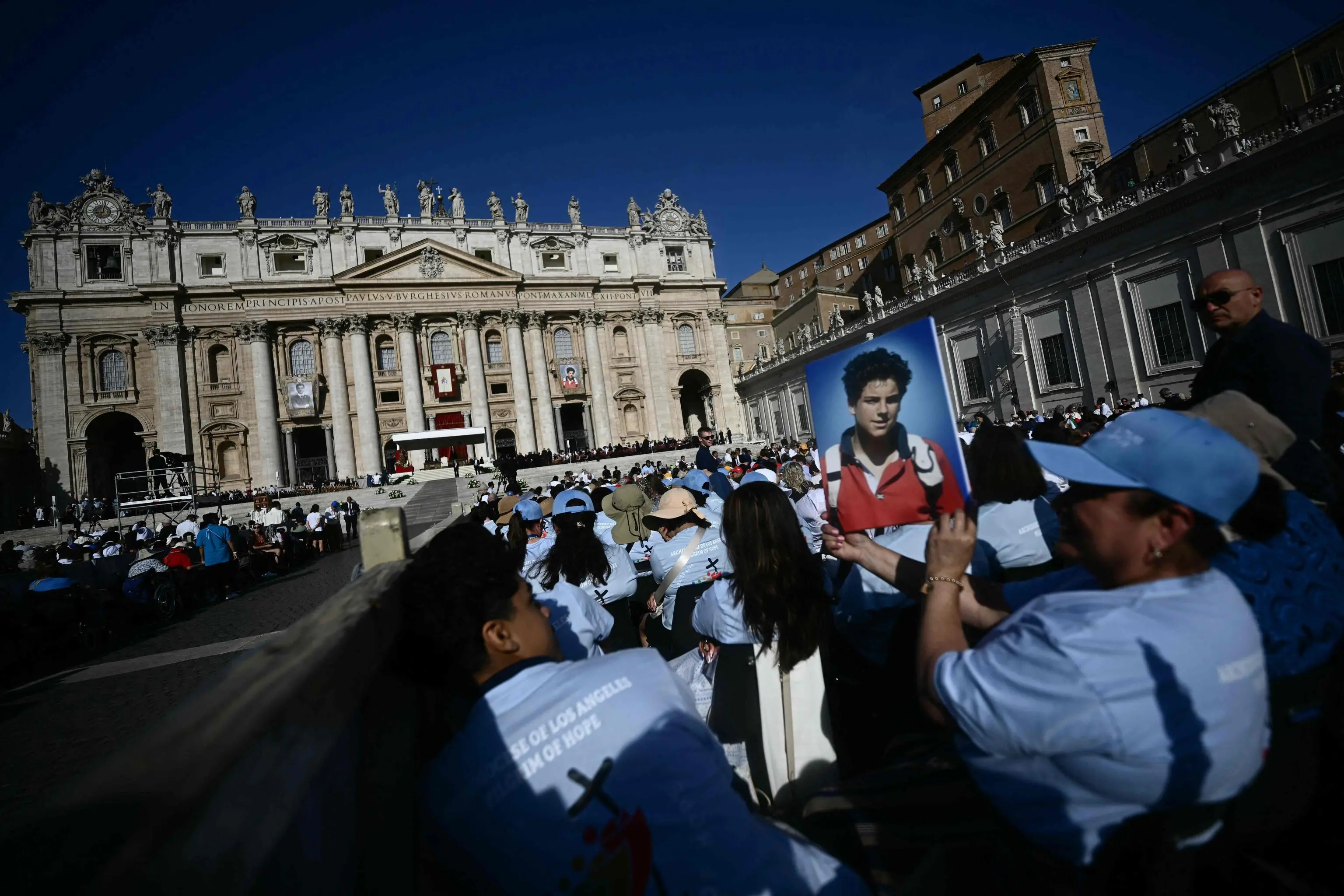 Carlo Acutis Santo, l’emozione della sua scuola: in piazza il gruppo del Leone XIII