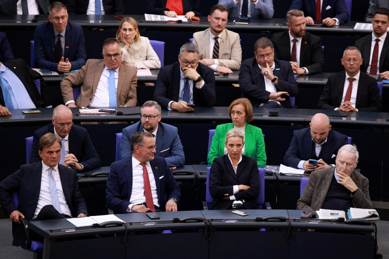 Il gruppo parlamentare di Afd al Bundestag di Berlino, con al centro la sua leader Alice Weidel, il giorno in cui è stata votata la fiducia al neo cancelliere Merz