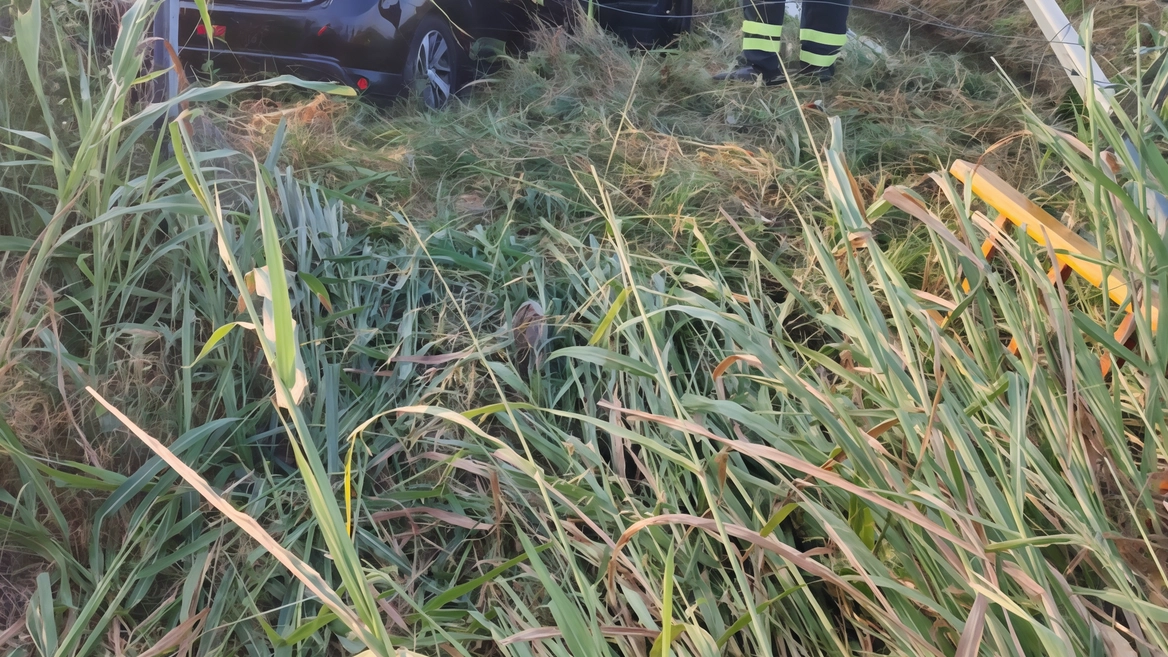 Auto abbandonata fuori strada sull'A1 a Borghetto Lodigiano, nessuno a bordo. Soccorsi intervenuti, mistero sul proprietario. Indagini in corso. Auto abbandonata fuori strada sull'A1 a Borghetto Lodigiano, nessuno a bordo. Soccorsi intervenuti, mistero sul proprietario. Indagini in corso.