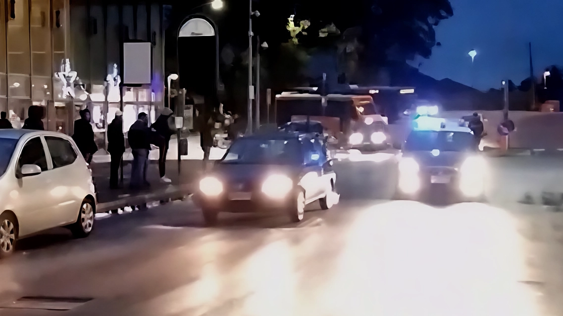 Venerdì è entrata in vigore a Gallarate (Varese) la cosiddetta ordinanza "antimaranza", che vieta assembramenti “pericolosi” e schiamazzi dalle 21... Venerdì è entrata in vigore a Gallarate (Varese) la cosiddetta ordinanza "antimaranza", che vieta assembramenti “pericolosi” e schiamazzi dalle 21...