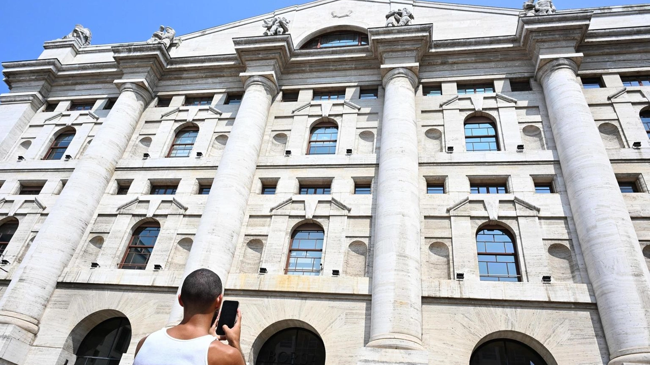 Piazza Affari chiude in calo con l'indice Ftse Mib a 40.419 punti. Leonardo in difficoltà, Stellantis e Eni in rialzo.