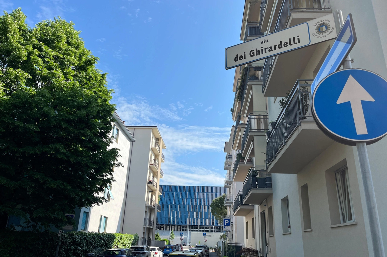 Giovane ucciso a coltellate in centro a Bergamo