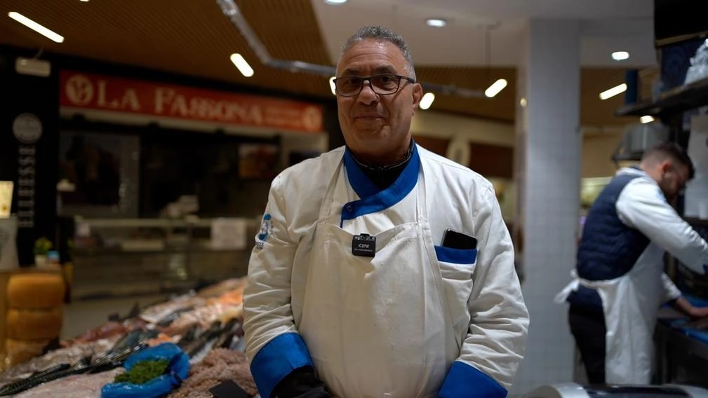 Le voci di clienti e commercianti del mercato coperto dove il nostro quotidiano è in vendita tra i negozi. Il responsabile della storica Pescheria Pedol: "È anche un modo per riscoprire il contatto con le persone". Le voci di clienti e commercianti del mercato coperto dove il nostro quotidiano è in vendita tra i negozi. Il responsabile della storica Pescheria Pedol: "È anche un modo per riscoprire il contatto con le persone".
