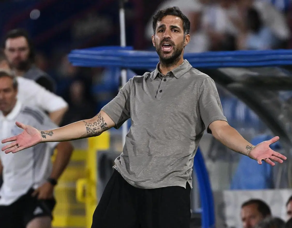 Dopo il successo sull’Al-Ahli. Como show, ma ora Fabregas vuole un centrale