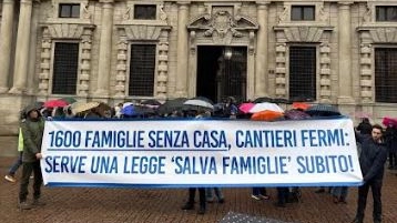 Lo striscione del Comitato “Famiglie sospese“ ieri mattina davanti a Palazzo Marino Lo striscione del Comitato “Famiglie sospese“ ieri mattina davanti a Palazzo Marino