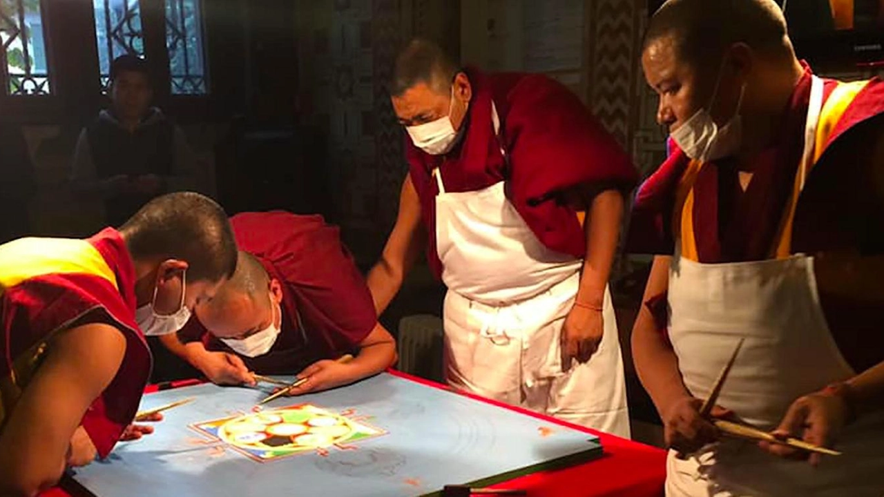 Un mandala di sabbia creato da monaci tibetani al Tourist Infopoint di Rho. Dal 6 al 10 maggio 2025 alcuni... Un mandala di sabbia creato da monaci tibetani al Tourist Infopoint di Rho. Dal 6 al 10 maggio 2025 alcuni...