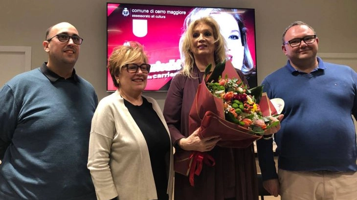 Iva Zanicchi premiata a Cerro Iva Zanicchi premiata a Cerro