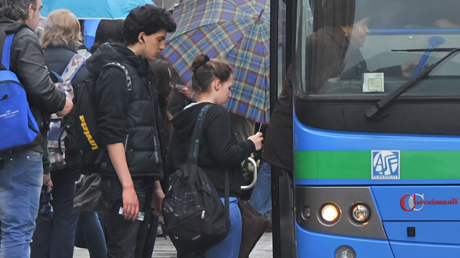 Studenti salgono sul bus a Como Studenti salgono sul bus a Como