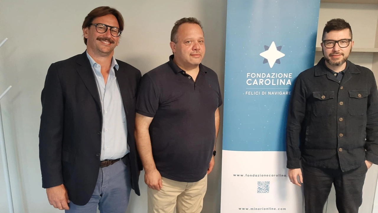 Al centro Ivano Zoppi (Fondazione Carolina). A sinistra Claudio Grimaldi e a destra Roberto Ferrario, rispettivamente fondatore e direttore creativo di Mynd Al centro Ivano Zoppi (Fondazione Carolina). A sinistra Claudio Grimaldi e a destra Roberto Ferrario, rispettivamente fondatore e direttore creativo di Mynd