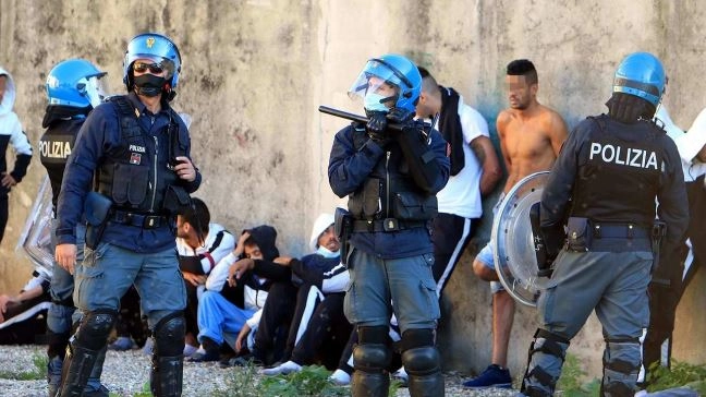 Polizia al centro di via Corelli Polizia al centro di via Corelli