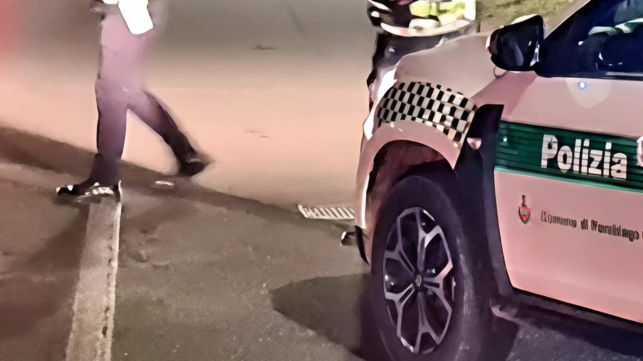 A Pogliano Milanese automobilista recidivo fermato senza patente e assicurazione. Rifiuta test per droga, scoperte sospensione patente e assicurazione scaduta. Indagato e veicolo sequestrato. Polizia locale intensifica controlli estivi. A Pogliano Milanese automobilista recidivo fermato senza patente e assicurazione. Rifiuta test per droga, scoperte sospensione patente e assicurazione scaduta. Indagato e veicolo sequestrato. Polizia locale intensifica controlli estivi.