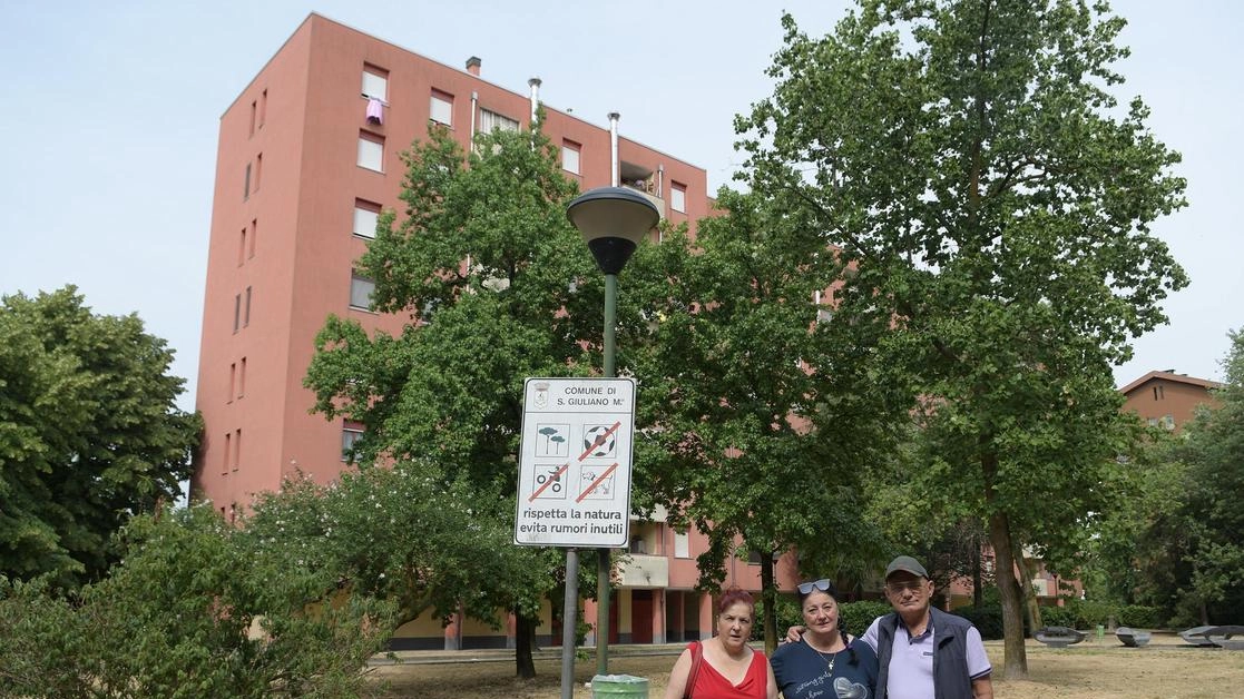 Alcuni residenti della case comunali ex Genia a San Giuliano Milano A destra, il portavoce del comitato degli inquilini Valter Serafin Alcuni residenti della case comunali ex Genia a San Giuliano Milano A destra, il portavoce del comitato degli inquilini Valter Serafin