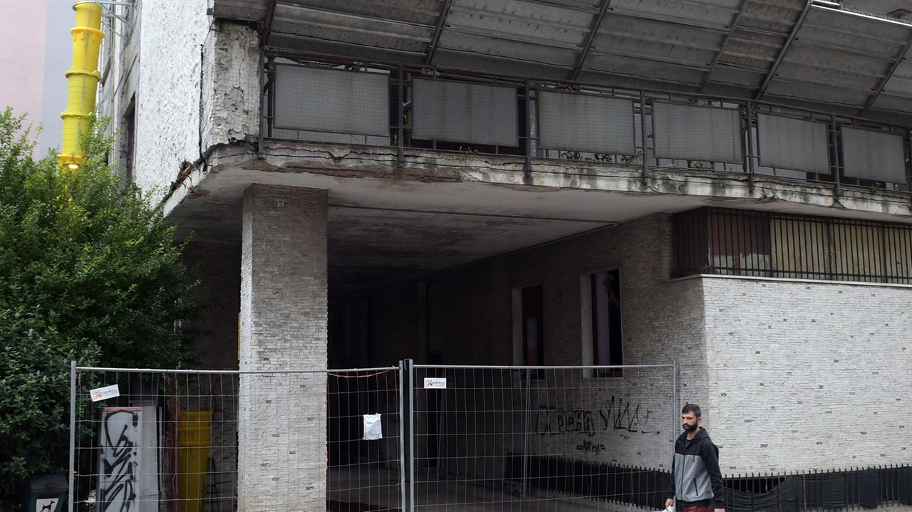 L’edificio di via Matteotti: una sacca di degrado in pieno centro città È iniziato il maxi intervento di messa in sicurezza e restyling L’edificio di via Matteotti: una sacca di degrado in pieno centro città È iniziato il maxi intervento di messa in sicurezza e restyling