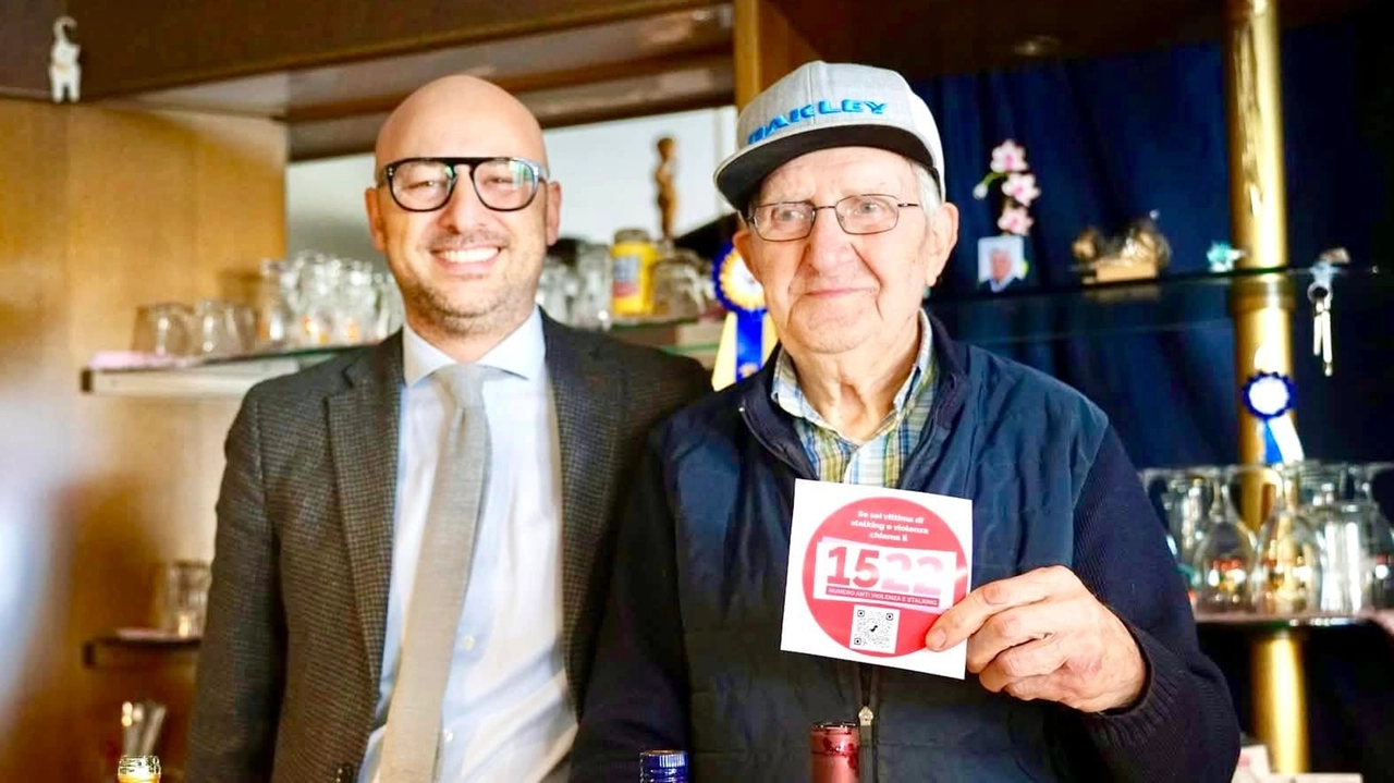 Filippo Pizzi dietro al bancone del suo bar in via Vittorio Veneto con il sindaco di Lazzate Andrea Monti Filippo Pizzi dietro al bancone del suo bar in via Vittorio Veneto con il sindaco di Lazzate Andrea Monti