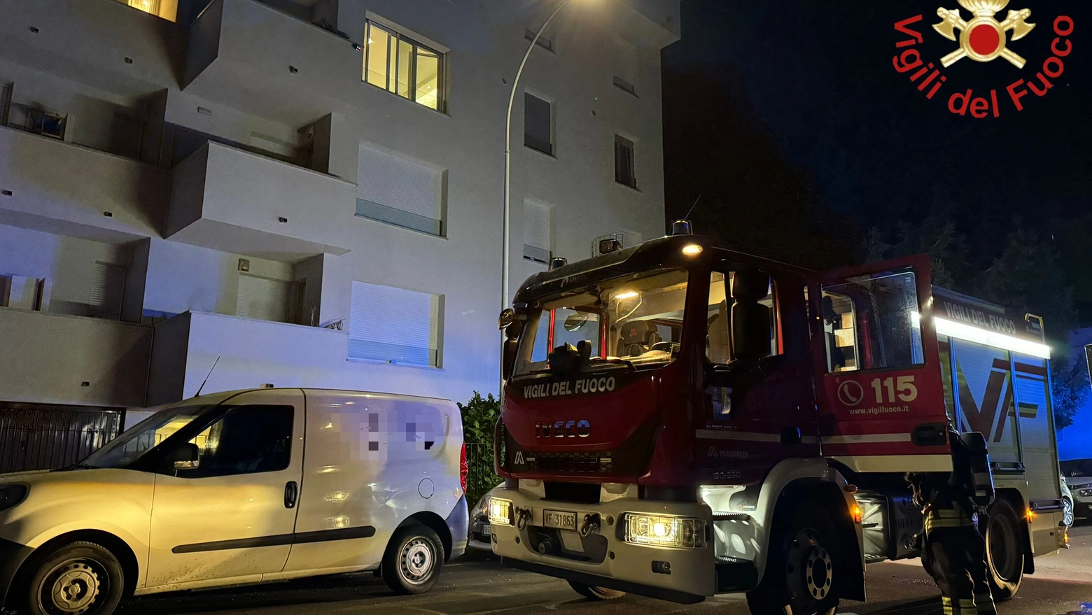 Incendio in un appartamento in via della Bastiglia a Como (Foto vigili del fuoco)