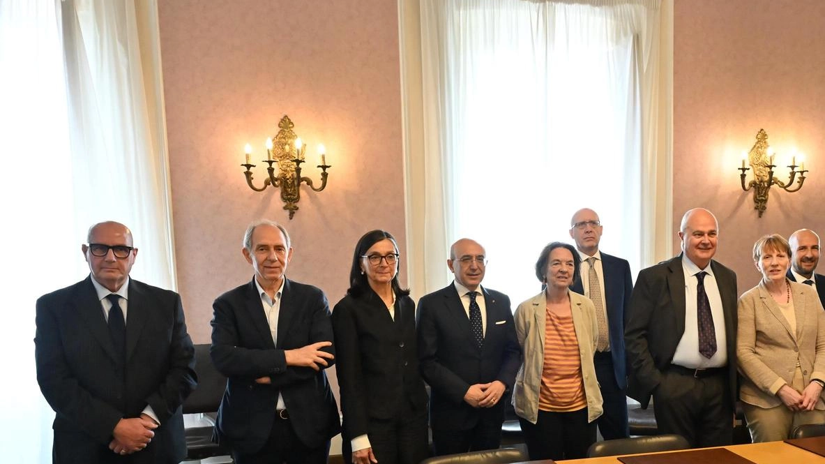 I presenti al tavolo in Prefettura che ieri hanno siglato il patto per prevenire episodi di violenza contro le donne I presenti al tavolo in Prefettura che ieri hanno siglato il patto per prevenire episodi di violenza contro le donne