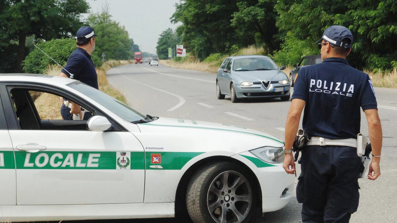 La Polizia locale ha messo fine alle angherie subìte da un portatore di handicap organizzando. una finta consegna di denaro La Polizia locale ha messo fine alle angherie subìte da un portatore di handicap organizzando. una finta consegna di denaro