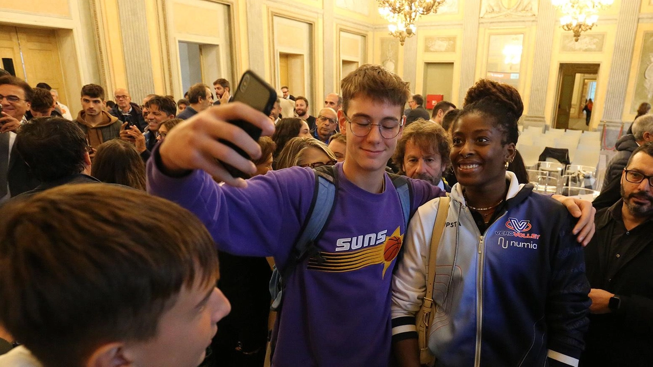 La Corona Ferrea a Myriam Sylla, Alessia Orro e Anna Danesi. Incontro con gli atleti dei licei sportivi, assente Paola Egonu. La Corona Ferrea a Myriam Sylla, Alessia Orro e Anna Danesi. Incontro con gli atleti dei licei sportivi, assente Paola Egonu.