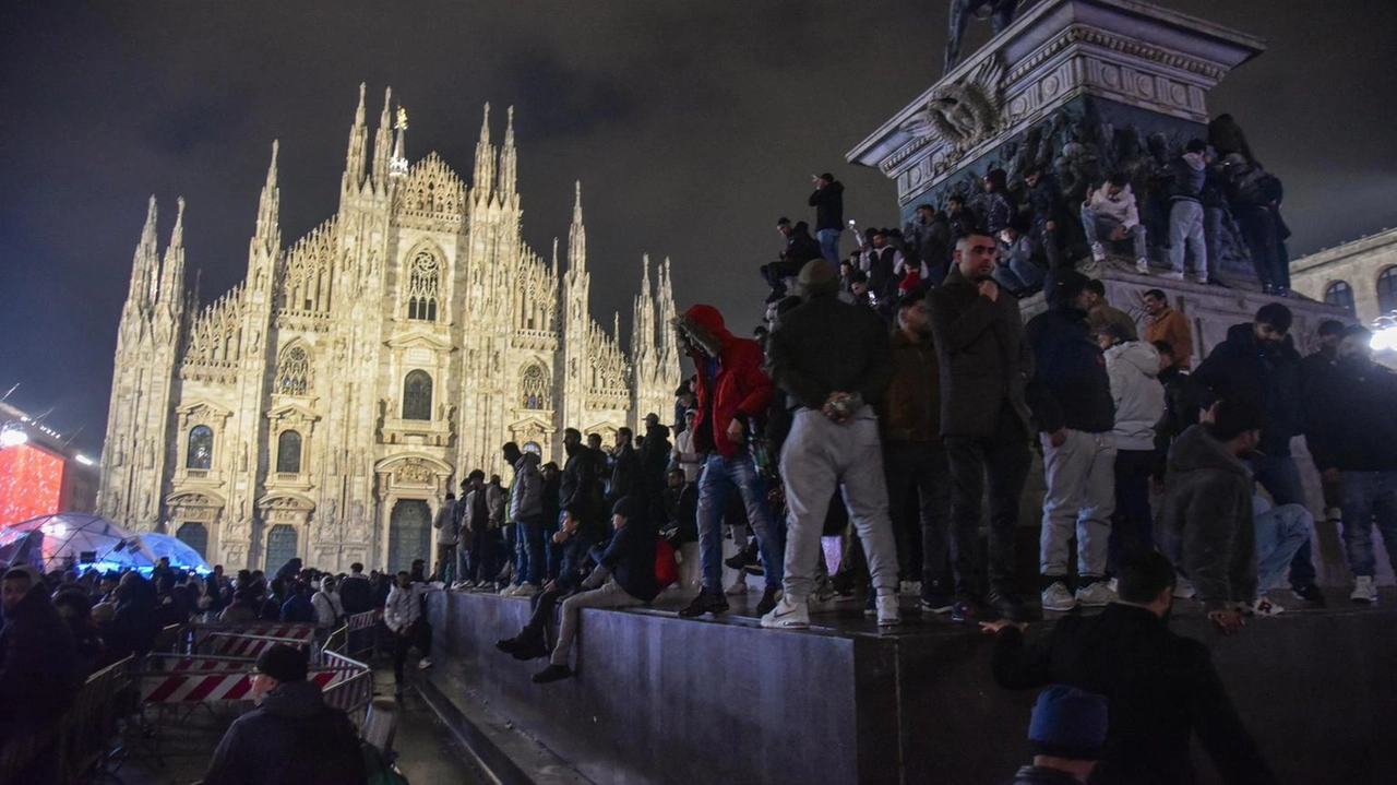 Violenze, disordini e insulti alla polizia e all'Italia hanno caratterizzato un Capodanno da dimenticare a Milano