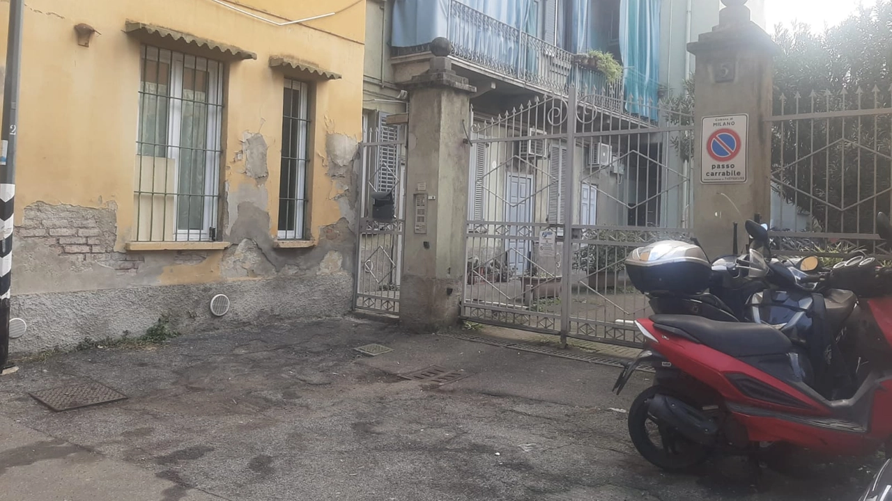 Milano, via Ameglio 5, dove è morto un uomo, dopo essere rientrato a casa con due ferite