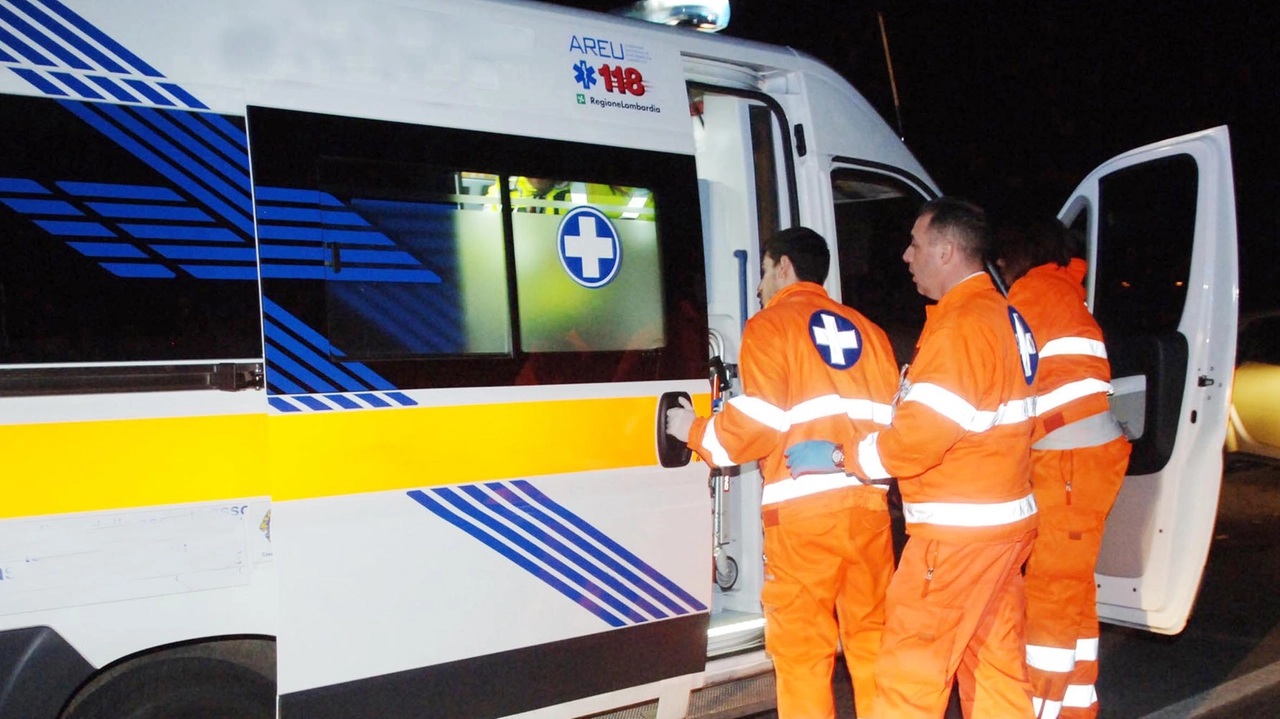 Il ciclista dopo l’impatto è caduto rovinosamente a terra Una volta soccorso è stato portato in ambulanza all’ospedale di Lodi Il ciclista dopo l’impatto è caduto rovinosamente a terra Una volta soccorso è stato portato in ambulanza all’ospedale di Lodi
