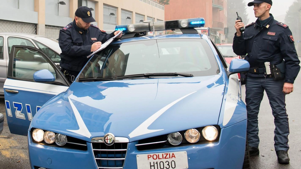 L'uomo ha anche tentato d'intimorire e minacciare i poliziotti una volta portato in commissariato