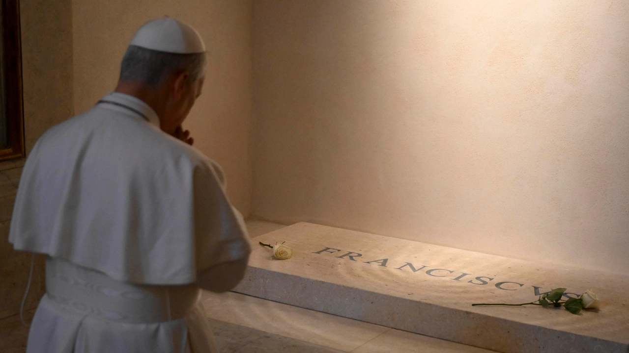 Leone XIV ai cardinali: “L’AI è una delle sfide della Chiesa”. Poi va a sorpresa al santuario di Genazzano e sulla tomba di Francesco / 