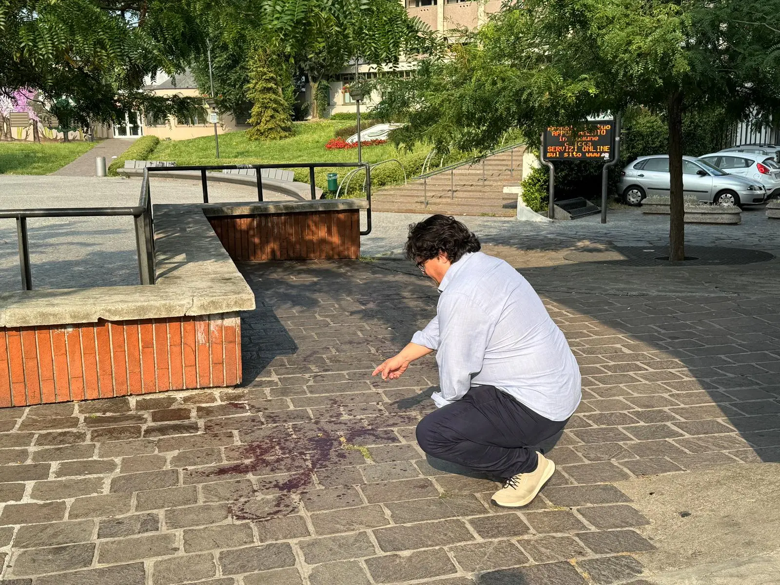 Sparatoria a Rozzano, uomo di 30 anni colpito al volto: è in fin di vita, aggressore in fuga su uno scooter