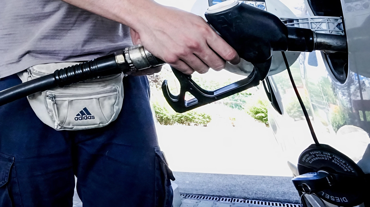 L’impianto di distribuzione del carburante per natanti di viale Puecher, gestito dallo Yacht Club, non è a norma: così il... L’impianto di distribuzione del carburante per natanti di viale Puecher, gestito dallo Yacht Club, non è a norma: così il...