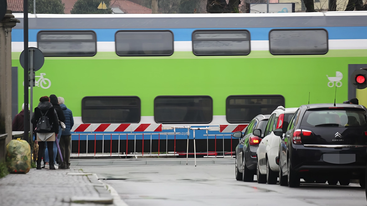 Il tema dell’attraversamento ferroviario tiene banco da quarant’anni tra il desiderio dei più ottimisti di vedere l’interramento dei binari e poi la successiva speranza di avere almeno un sottopasso veicolare