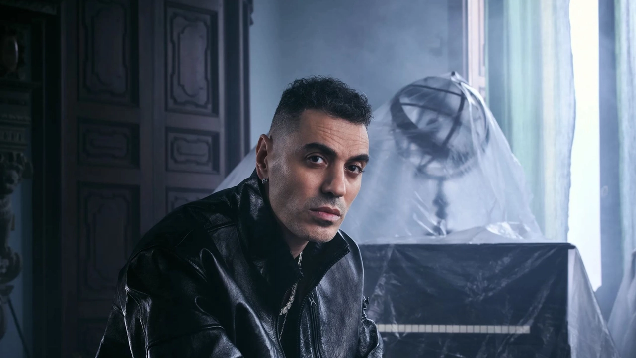 Marracash, pseudonimo di Fabio Bartolo Rizzo è un rapper italiano Marracash, pseudonimo di Fabio Bartolo Rizzo è un rapper italiano
