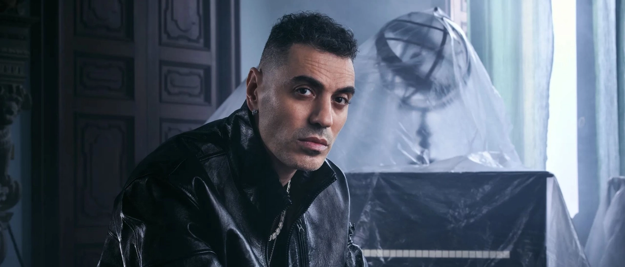 La distopia di Marracash: “Il rap italiano è vittima della narrazione ‘Easy’. Il live? Matilda De Angelis darà voce ai pensieri più intimi”