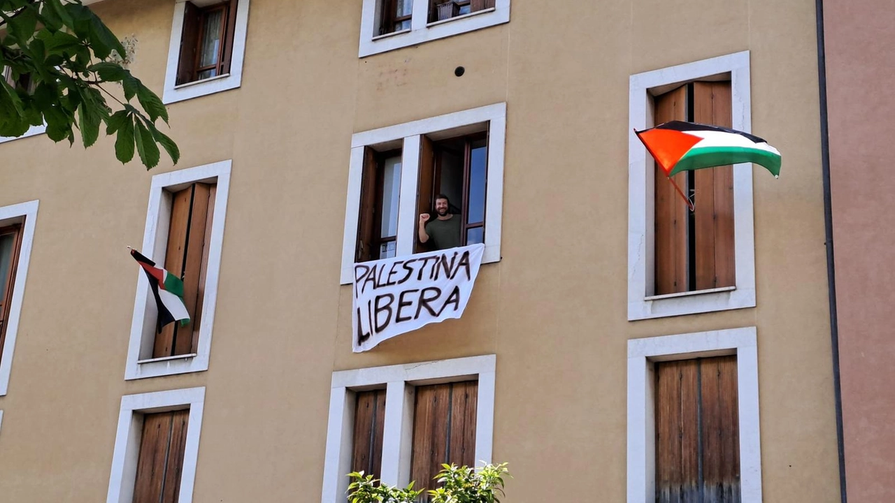 Lo striscion3 'Palestina libera' esposto nella casa di Salò Lo striscion3 'Palestina libera' esposto nella casa di Salò