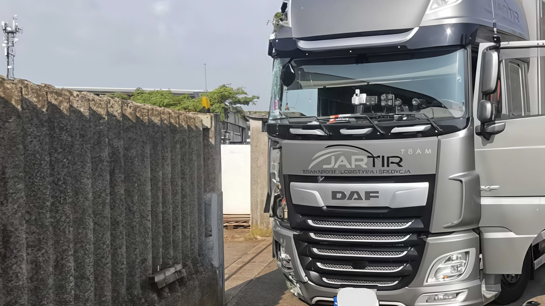 La corsa impazzita del camion guidato dall’uomo di 63 anni si era conclusa vicino al muro di cinta di un’azienda La corsa impazzita del camion guidato dall’uomo di 63 anni si era conclusa vicino al muro di cinta di un’azienda