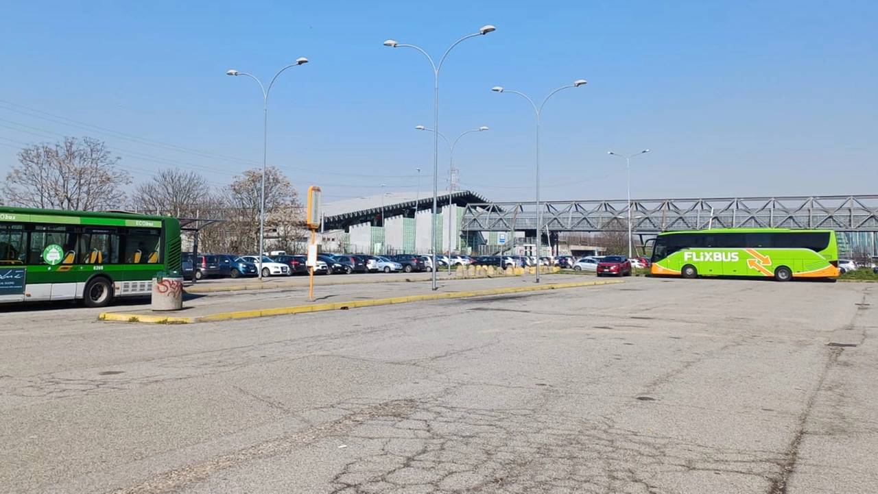 L'hub di Assago, capolinea e punto di partenza per una serie di mezzi diretti a Milano e nei Comuni dell'hinterland sud-ovest L'hub di Assago, capolinea e punto di partenza per una serie di mezzi diretti a Milano e nei Comuni dell'hinterland sud-ovest