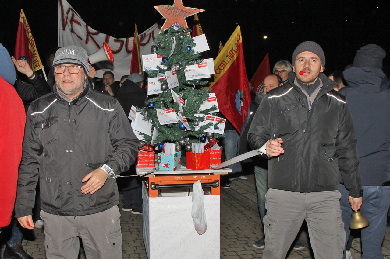 Un albero di Natale con uno sgradittisimo "regalo" per i dipendenti della multinazionale