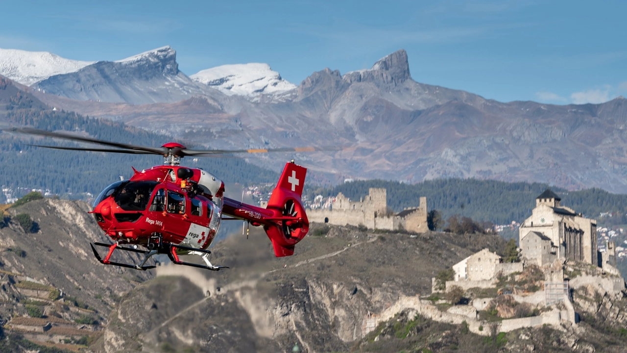 Un elicottero della Rega, il soccorso alpino svizzero Un elicottero della Rega, il soccorso alpino svizzero