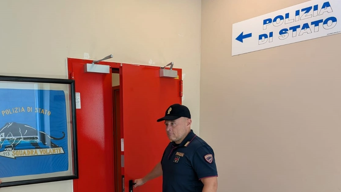 Paura al pronto soccorso, minaccia radiologo con un cavatappi poi sputa e urina in ambulatorio: denunciato 21enne a Como