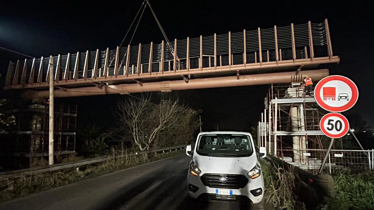 Posata una passerella a scavalco della Cerca Permetterà a ciclisti e pedoni di attraversare la provinciale in sicurezza Posata una passerella a scavalco della Cerca Permetterà a ciclisti e pedoni di attraversare la provinciale in sicurezza