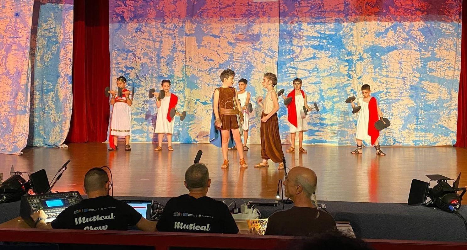 il superpotere del teatro in classe un viaggio nel mondo degli alunni da Ilgiorno.it il superpotere del teatro in classe un viaggio nel mondo degli alunni