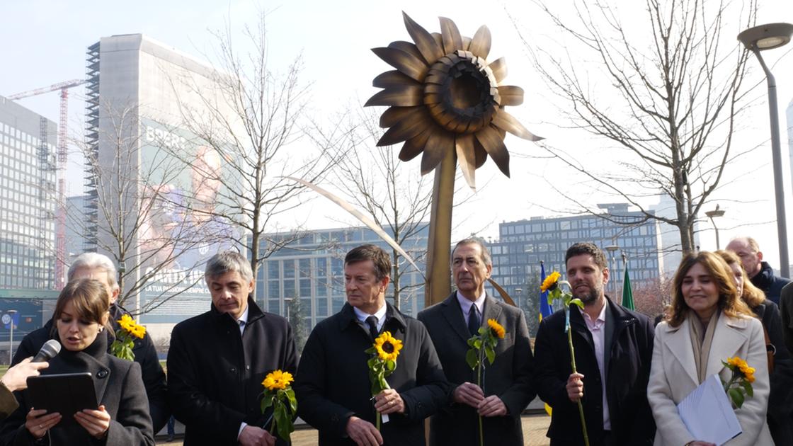 alla biblioteca degli alberi di milano spunta un girasole per non dimenticare l ucraina e il suo sacrificio