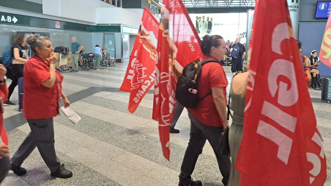 Malpensa, gli addetti alle pulizie ancora in lotta: nuovo presidio al Terminal 1 contro i tagli salariali Malpensa, gli addetti alle pulizie ancora in lotta: nuovo presidio al Terminal 1 contro i tagli salariali