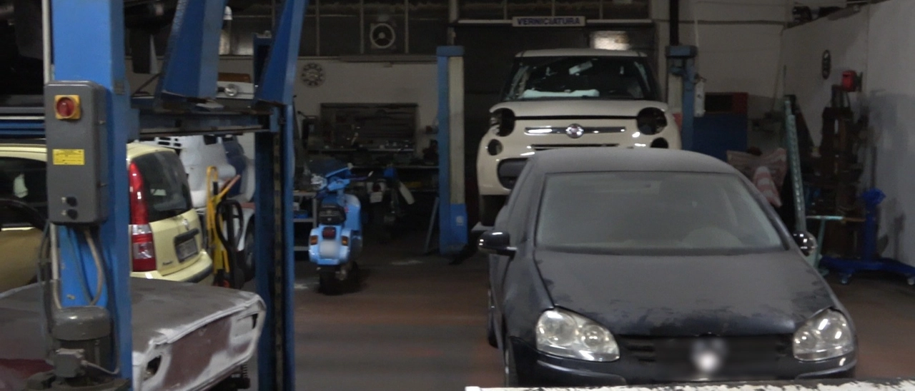 Auto rubate, ‘ripulite’ e rivendute: 6 arresti, nei guai anche un commissario di Polizia locale