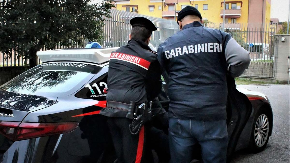 uno schiaffo alla nuca si trasforma in rapina ma il ladro compra un gratta e vinci col bancomat rubato e viene rintracciato subito