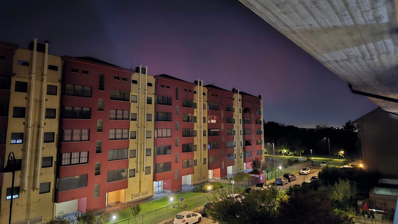 Aurora boreale a Pieve Emanuele, in provincia di Milano (Foto facebook Maurizio MauryilTornado Pocchia)