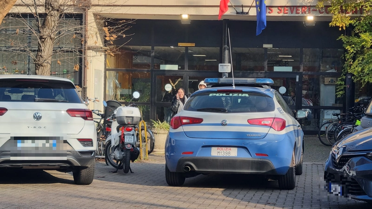 Polizia fuori dal liceo Severi Correnti (Fasani) Polizia fuori dal liceo Severi Correnti (Fasani)